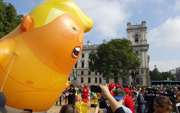 Гигантский надувной Трамп стал экспонатом музея в Лондоне 